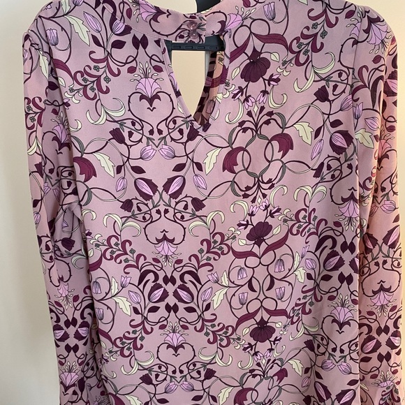 Purple flower 🌸 blouse 💜 - Picture 3 of 7